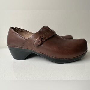 Dansko Brown Leather Solstice Button Lightweight Clogs, Size 41Eur 10.5 US